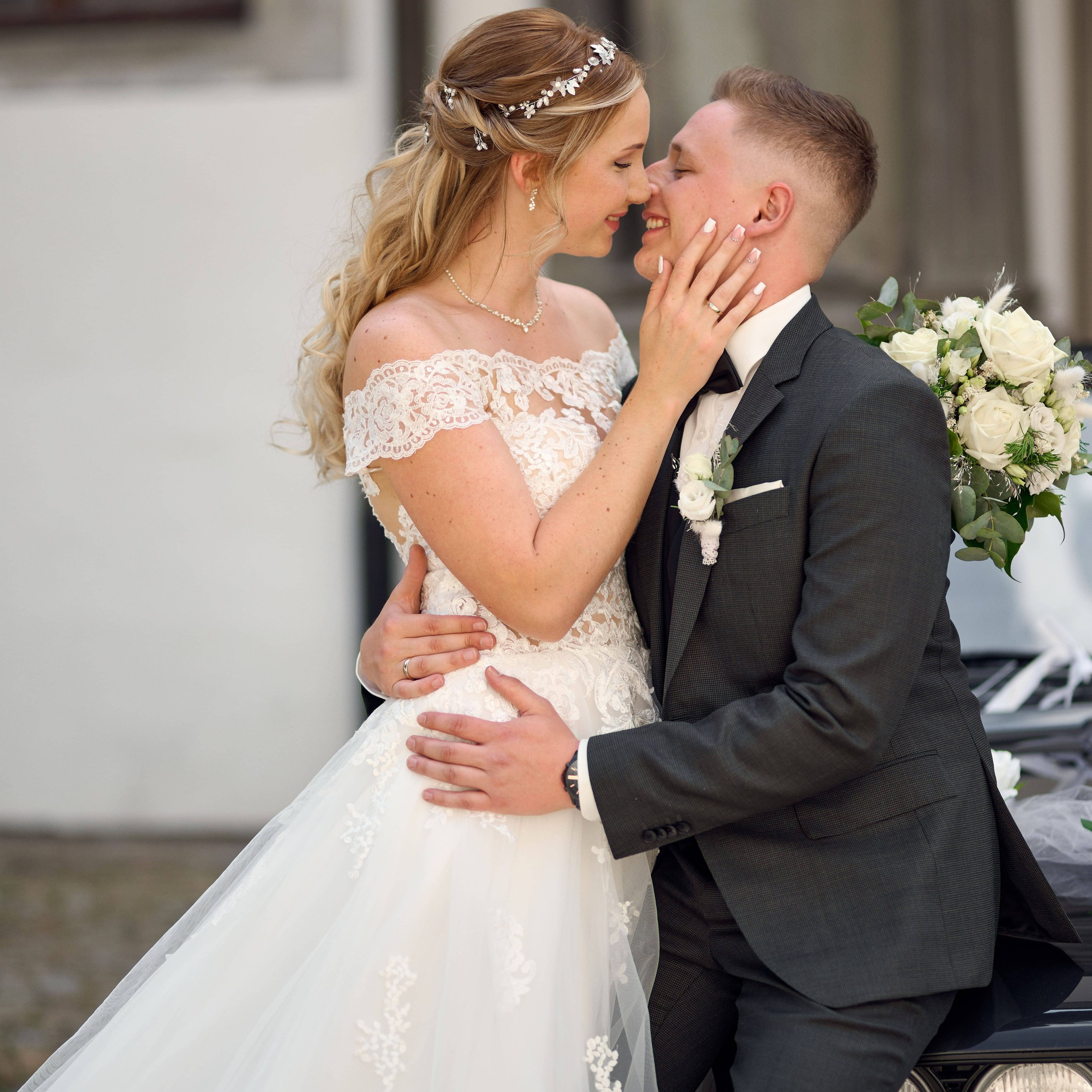 Hochzeit im Schloss Meßkirch, Brautpaar Alina und Marco beim Paarshooting vor dem Oldtimer, romantische Hochzeitsfotos Baden-Württemberg