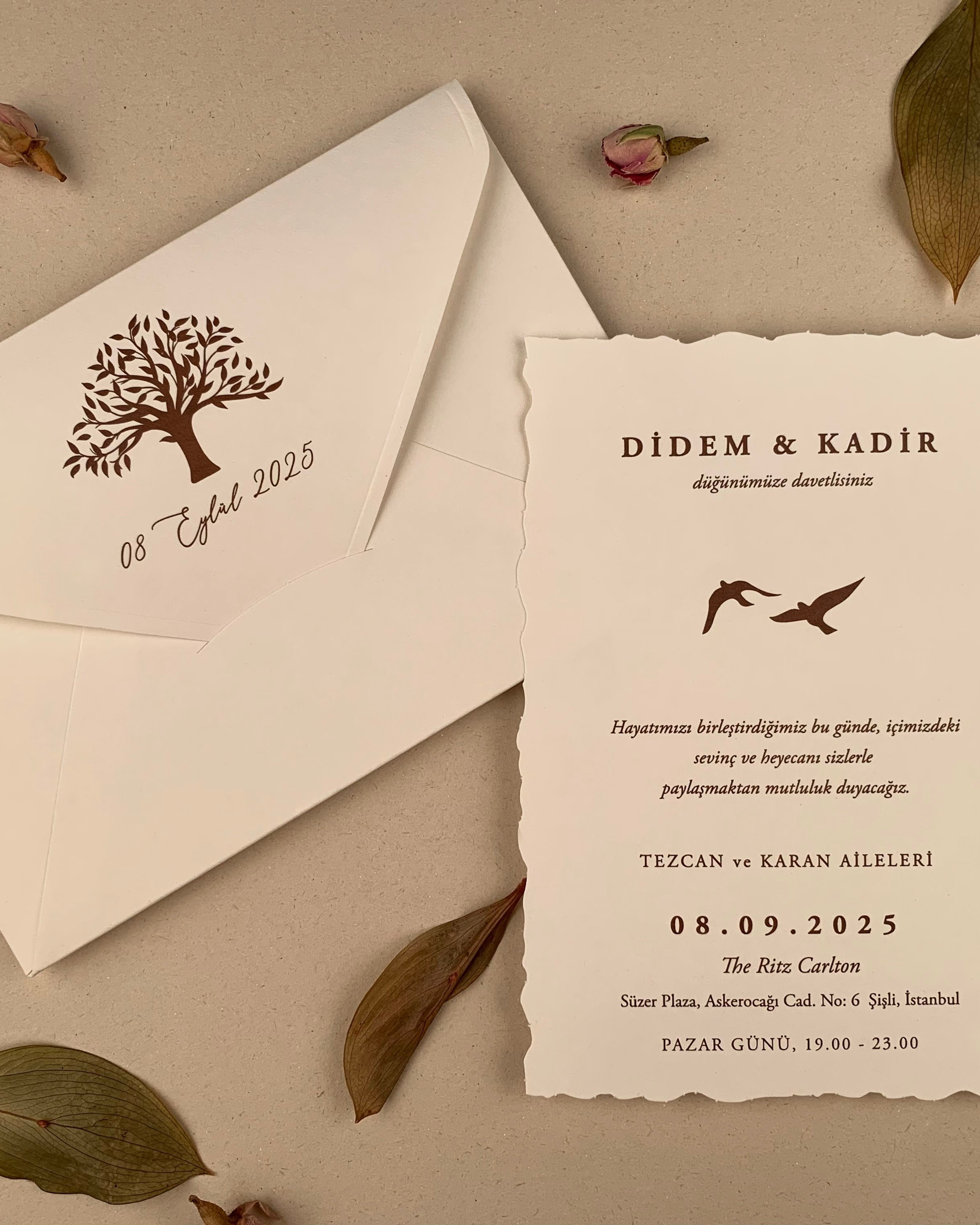 Ella – colecția ta de suflet pentru invitații de nuntă. Designuri elegante, hârtie de calitate și plicuri asortate.