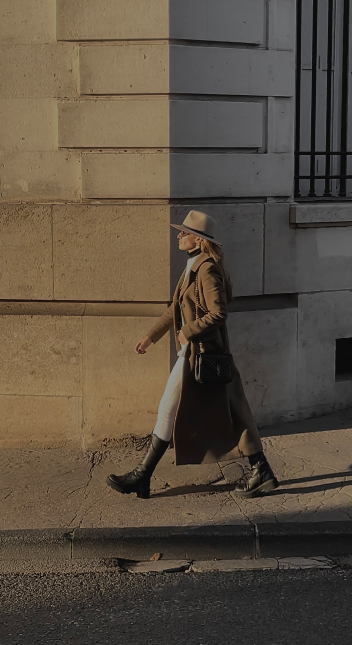 séance photo mode en ville, femme chic en mouvement, style parisien