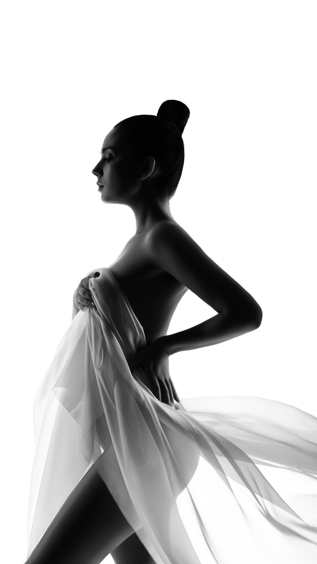 Fashion Shooting Hockenheim – moderne blonde Frau in schwarzem Outfit, dynamische Pose mit Hand im Haar