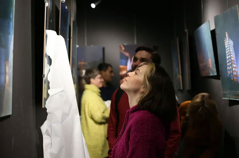 Открытие выставки Романа Рыбалёва «Календарь 2022». Școala de fotografie lui Roman Ribaliov. Orașul Chișinău, Moldova