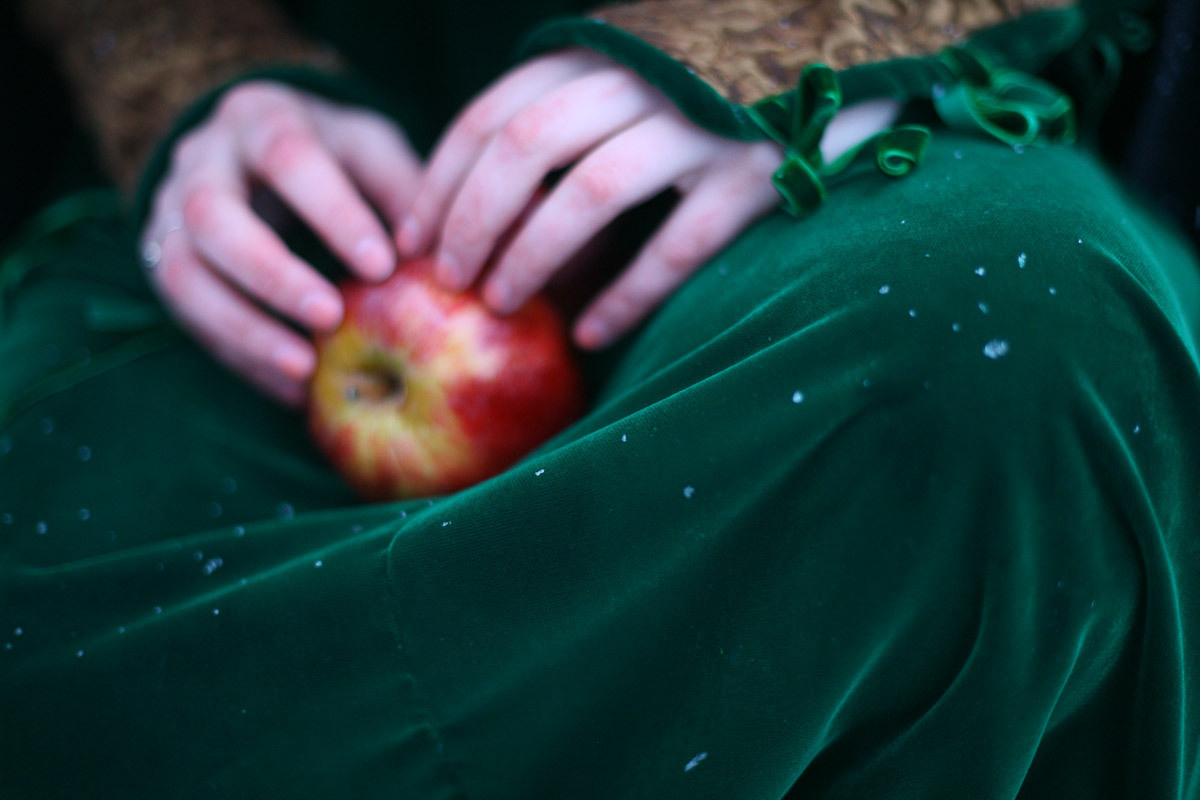 Luda and the apples of old winter. Victoria Dini. Art photography in London / Folkestone, UK