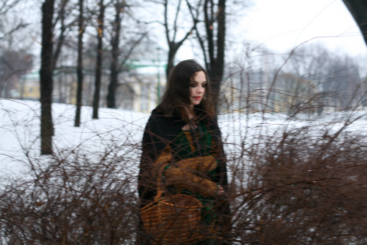 Luda and the apples of old winter. Victoria Dini. Art photography in London / Folkestone, UK