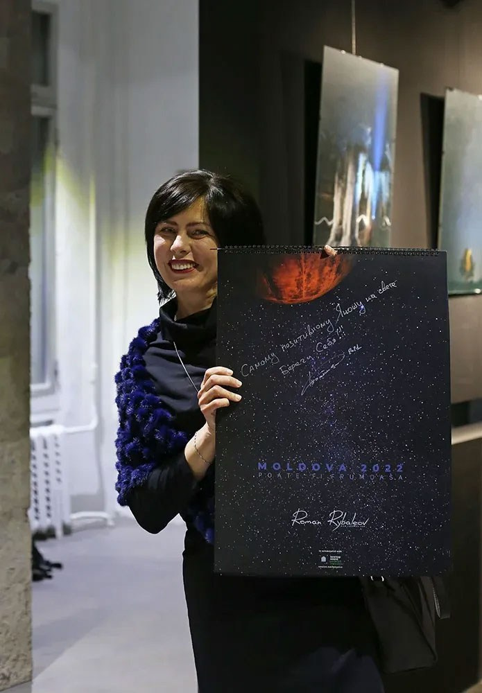 Открытие выставки Романа Рыбалёва «Календарь 2022». Școala de fotografie lui Roman Ribaliov. Orașul Chișinău, Moldova