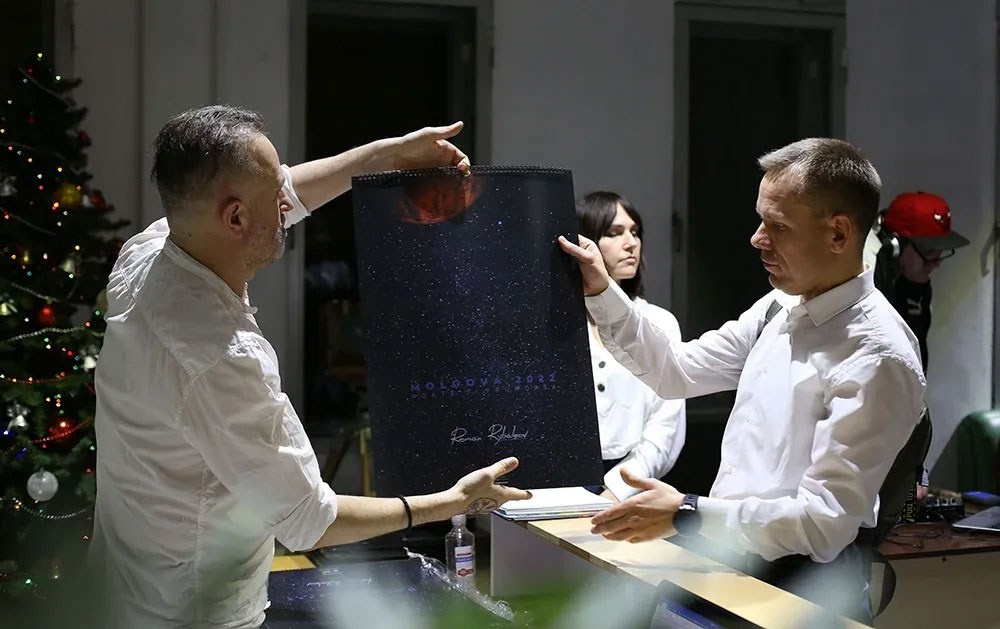Открытие выставки Романа Рыбалёва «Календарь 2022». Școala de fotografie lui Roman Ribaliov. Orașul Chișinău, Moldova