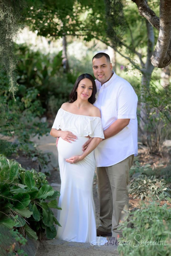 Pregnancy family photoshoot in Sacramento. Family photographer in Roseville, Rocklin, Folsom, Sacramento