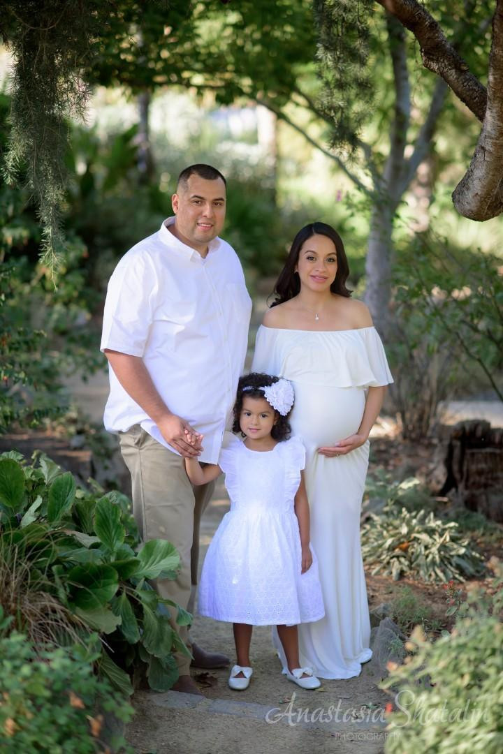 Pregnancy family photoshoot in Sacramento. Family photographer in Roseville, Rocklin, Folsom, Sacramento