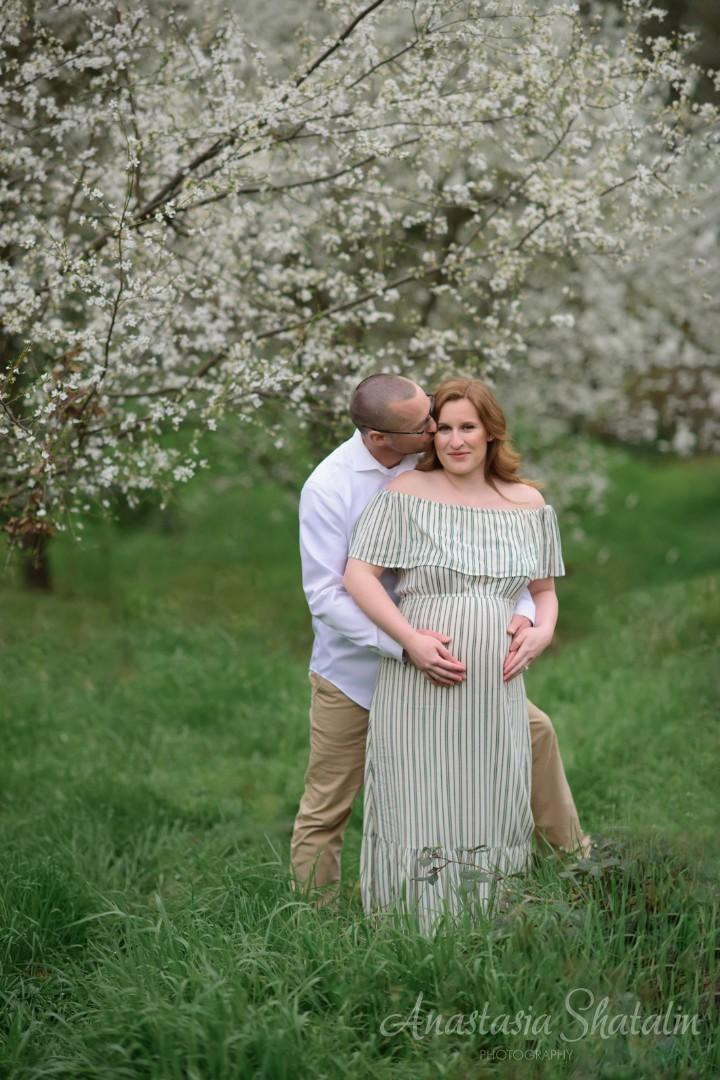 Maternity outdoor photography Carmichael, Fair oaks, Ranco Cordova. Family photographer in Roseville, Rocklin, Folsom, Sacramento