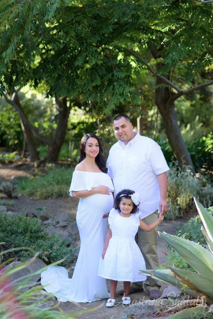 Pregnancy family photoshoot in Sacramento. Family photographer in Roseville, Rocklin, Folsom, Sacramento