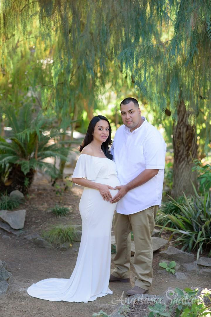 Pregnancy family photoshoot in Sacramento. Family photographer in Roseville, Rocklin, Folsom, Sacramento