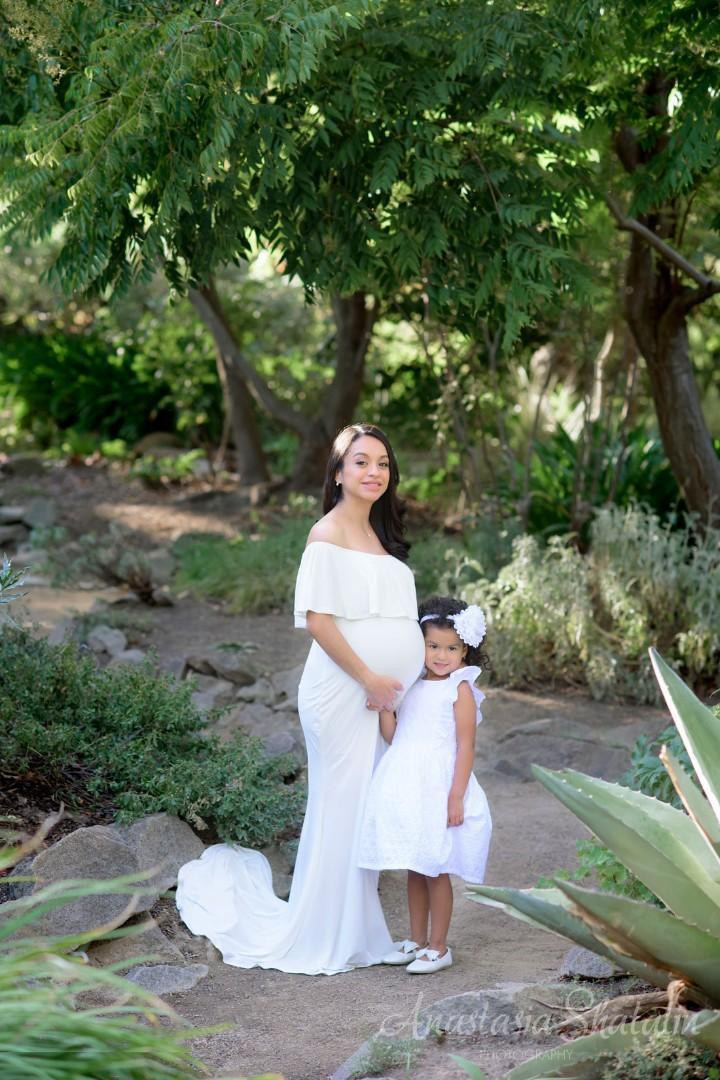 Pregnancy family photoshoot in Sacramento. Family photographer in Roseville, Rocklin, Folsom, Sacramento