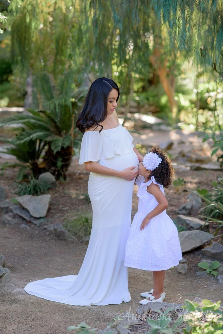 Pregnancy family photoshoot in Sacramento. Family photographer in Roseville, Rocklin, Folsom, Sacramento