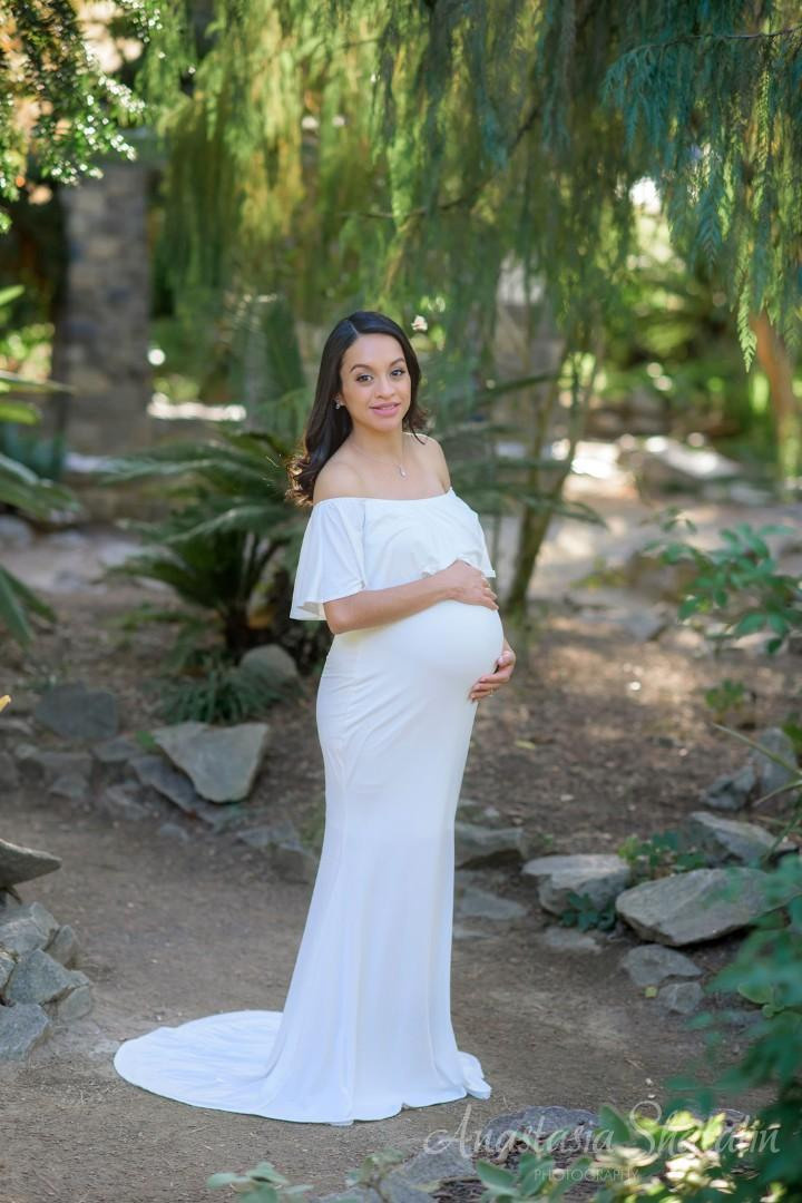 Pregnancy family photoshoot in Sacramento. Family photographer in Roseville, Rocklin, Folsom, Sacramento