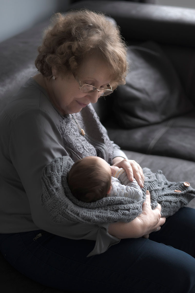 Newborn fotoshoot oma met een kleinkind