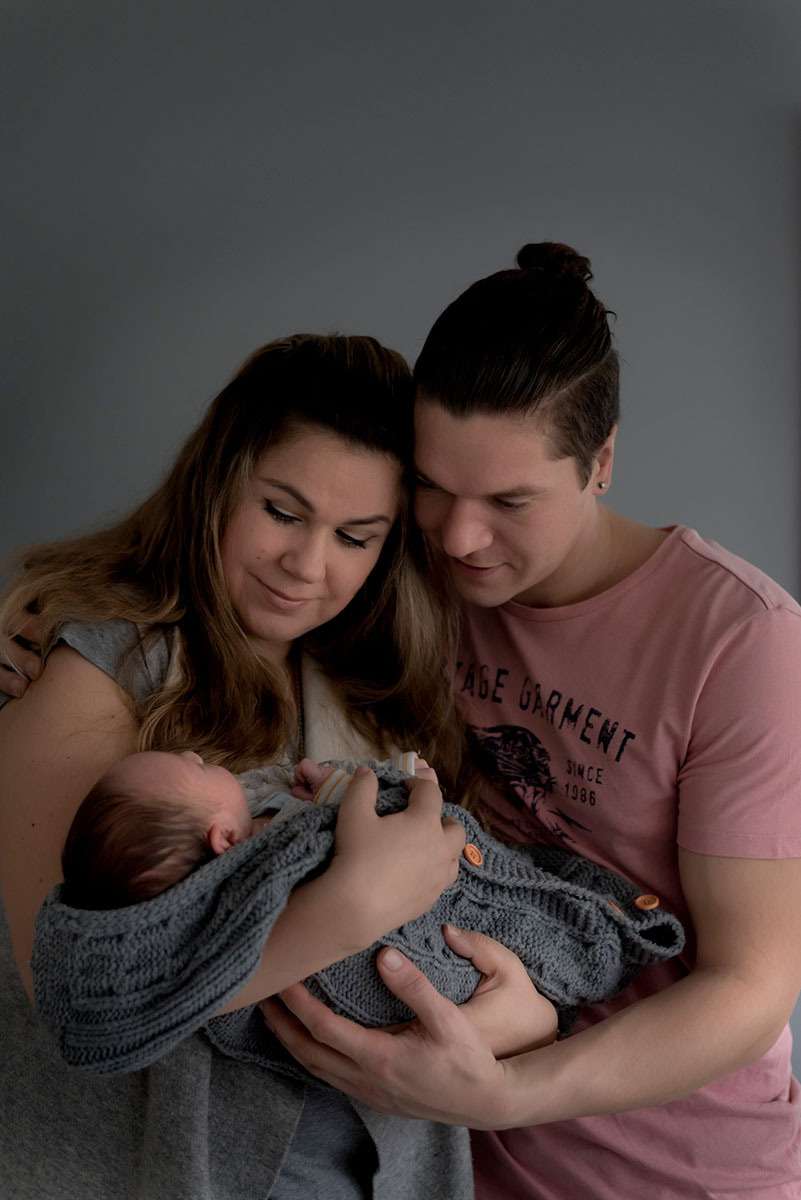 Newborn fotoshoot ouders met een klein baby
