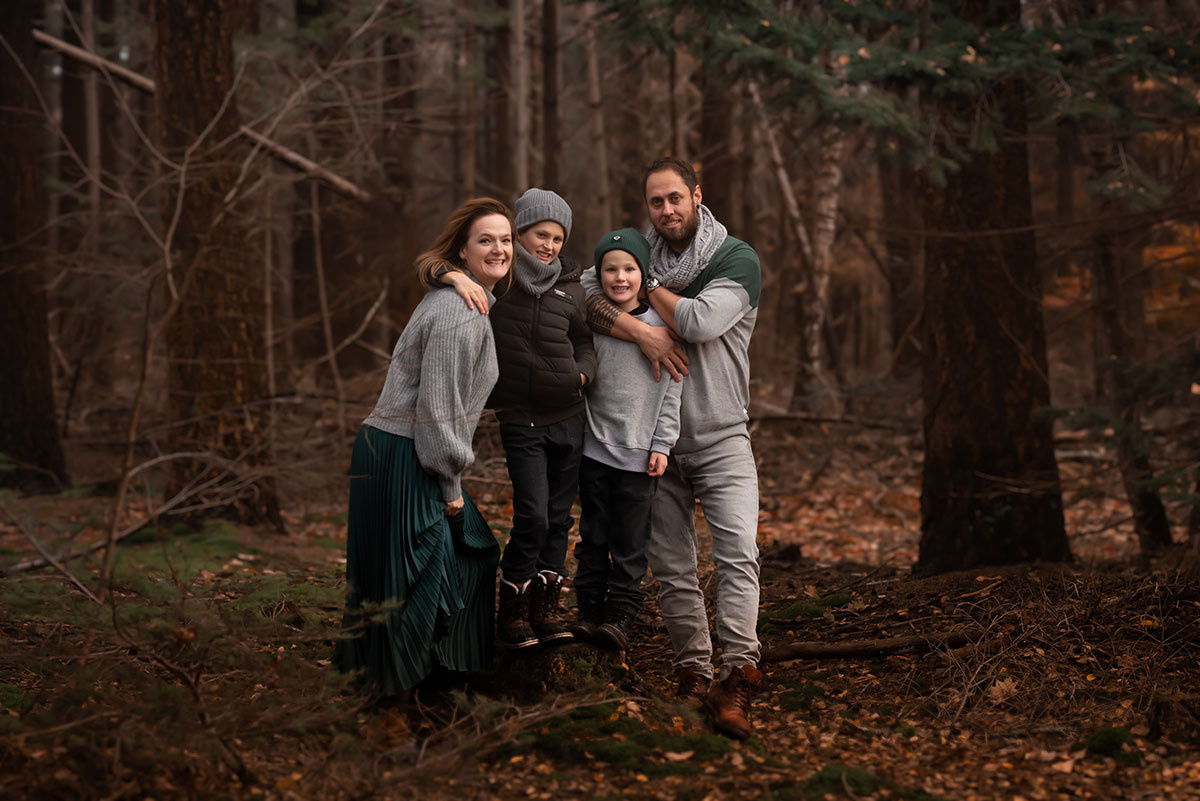 Najaar fotoshoot familie met twee kinderen in het bos