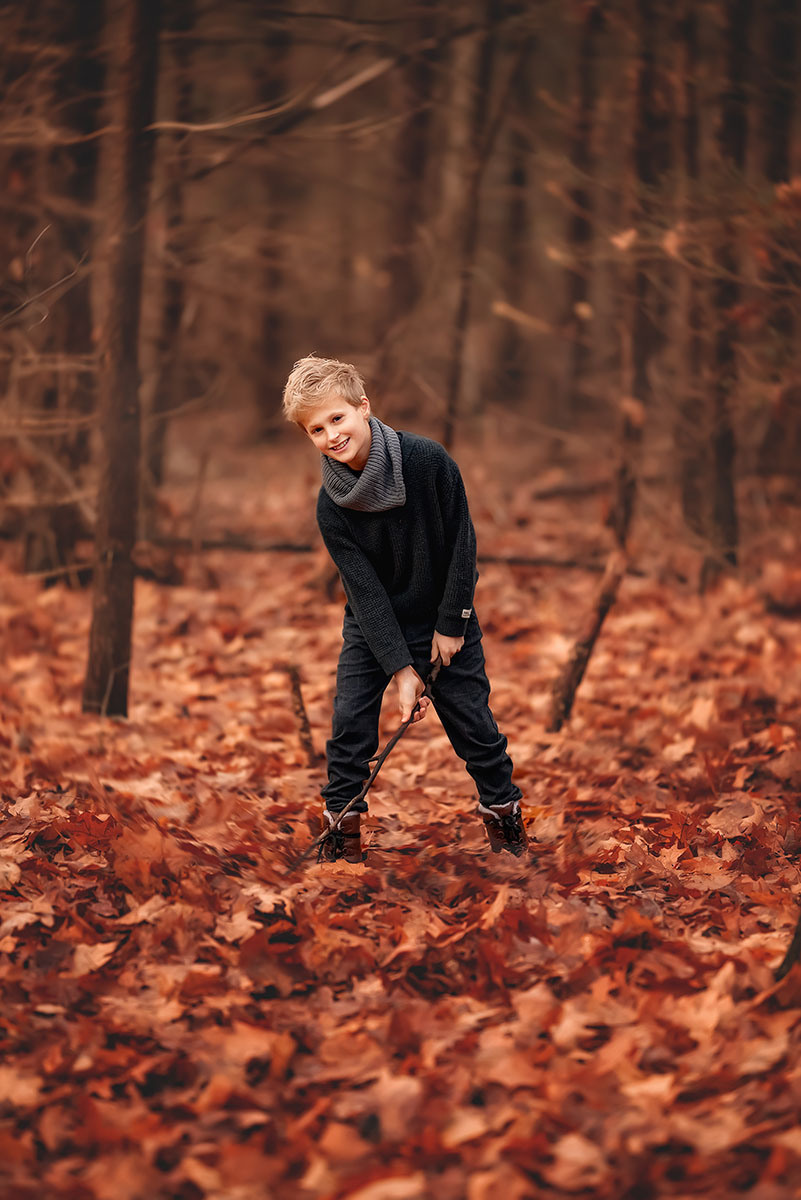 Najaar fotoshoot met de jongen in het bos