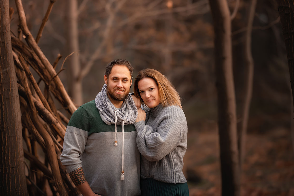 Najaar fotoshoot familie een man en een vrouw samen in het bos