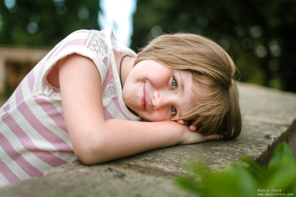 Rodzinna sesja zdjęciowa w Barcelonie w parku labiryntu. Fotograf w Barcelonie Hiszpanii Maslik Yulia