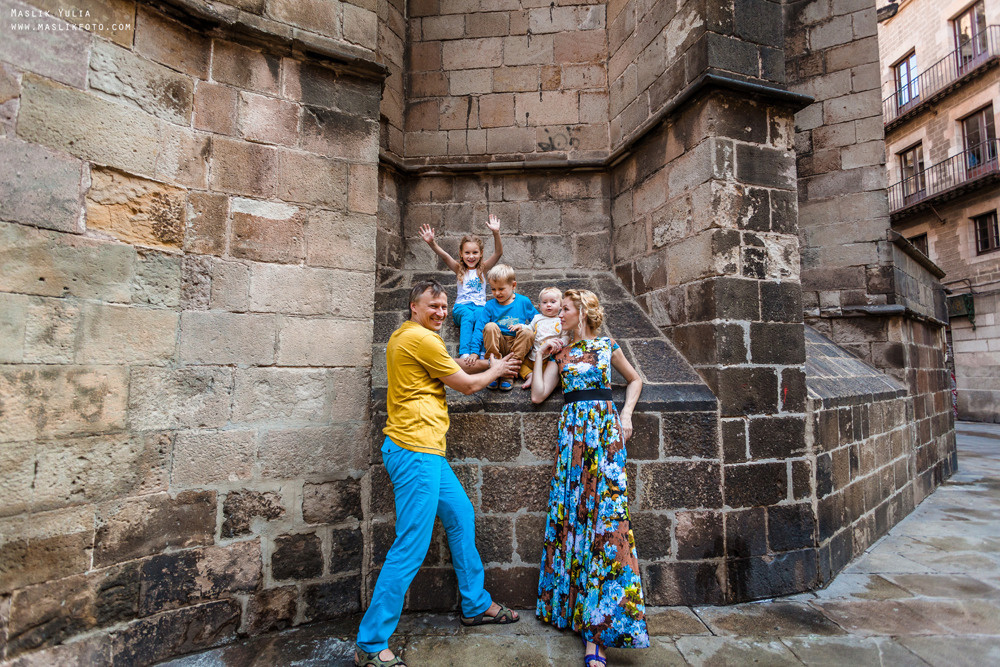 Sesión de fotos familiares en un viaje a Barcelona. Fotógrafo en Barcelona Maslik Yulia