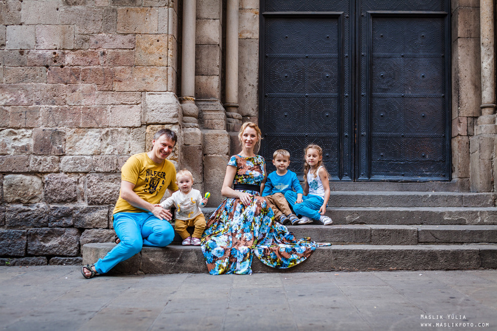 Sesión de fotos familiares en un viaje a Barcelona. Fotógrafo en Barcelona Maslik Yulia