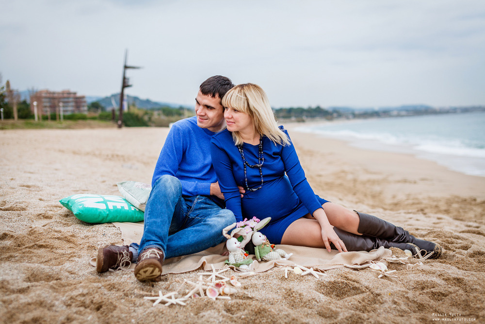 Beach pregnancy photo shoot in Barcelona. Photographer in Barcelona Spain Maslik Yulia