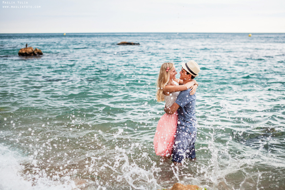 Sesión de fotos de playa en la Costa Brava. Fotógrafo en Barcelona Maslik Yulia