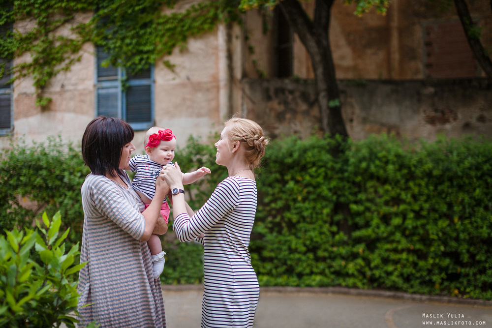Rodzinna sesja zdjęciowa w Barcelonie w parku labiryntu. Fotograf w Barcelonie Hiszpanii Maslik Yulia