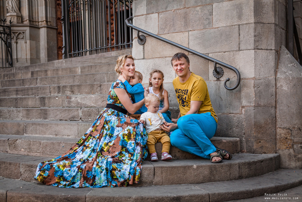 Sesión de fotos familiares en un viaje a Barcelona. Fotógrafo en Barcelona Maslik Yulia