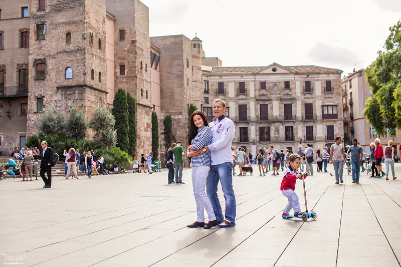 Happy family photo shoot in Barcelona. Photographer in Barcelona Spain Maslik Yulia