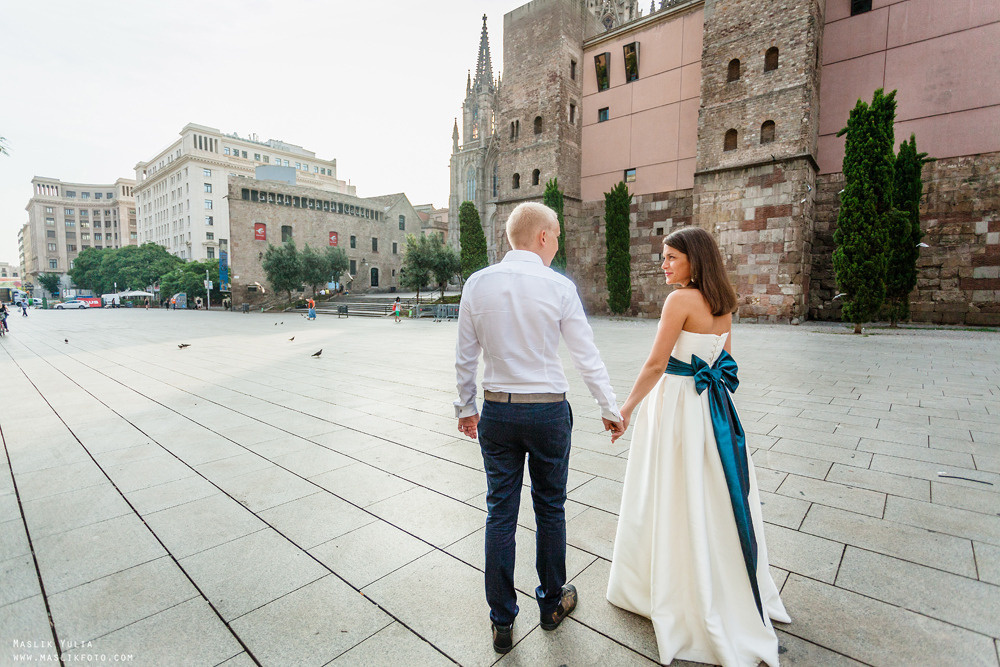 Elegante paseo fotográfico de boda. Fotógrafo en Barcelona Maslik Yulia