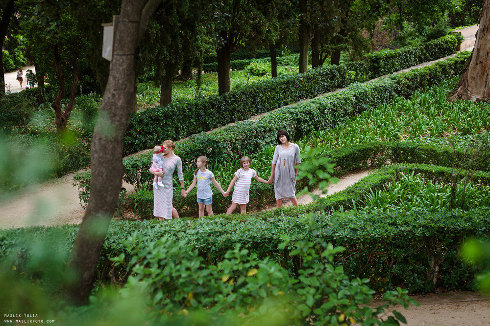 Rodzinna sesja zdjęciowa w Barcelonie w parku labiryntu. Fotograf w Barcelonie Hiszpanii Maslik Yulia