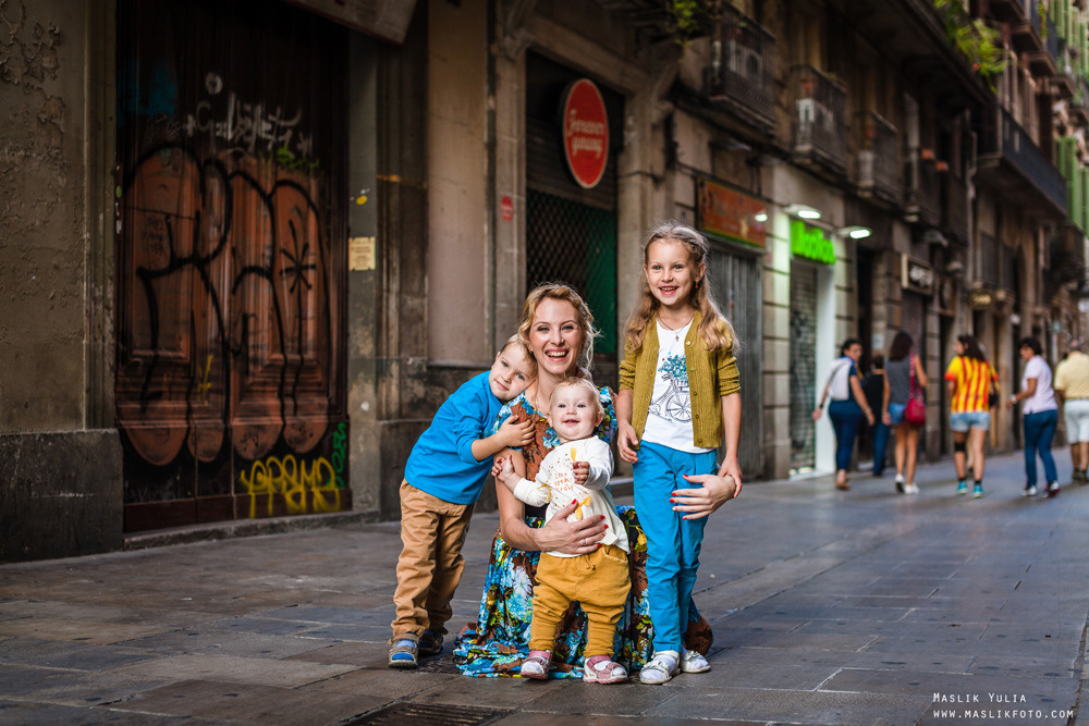 Sesión de fotos familiares en un viaje a Barcelona. Fotógrafo en Barcelona Maslik Yulia