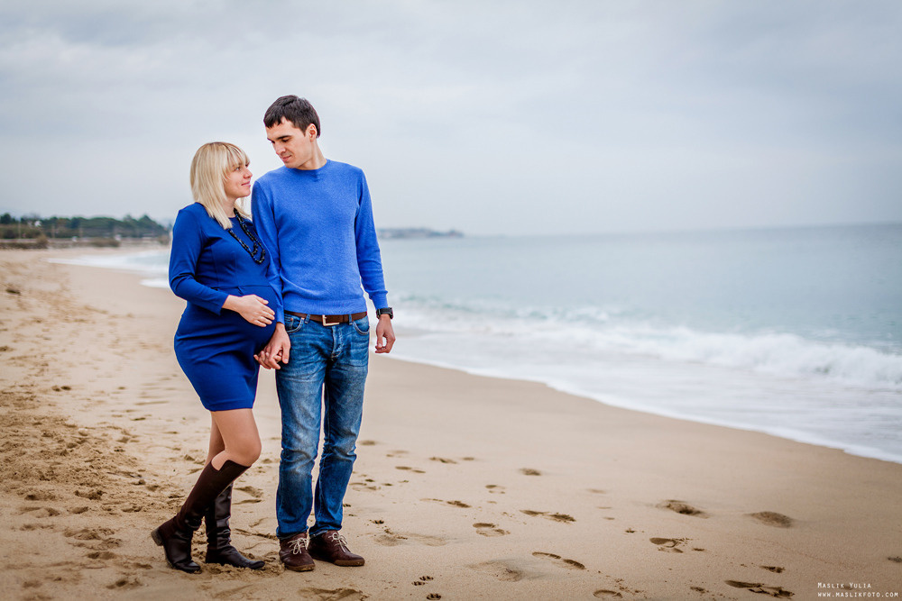 Beach pregnancy photo shoot in Barcelona. Photographer in Barcelona Spain Maslik Yulia
