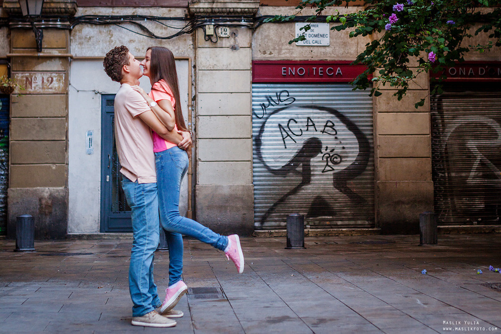 Impresionante paseo fotográfico de enamorados en Barcelona. Fotógrafo en Barcelona Maslik Yulia