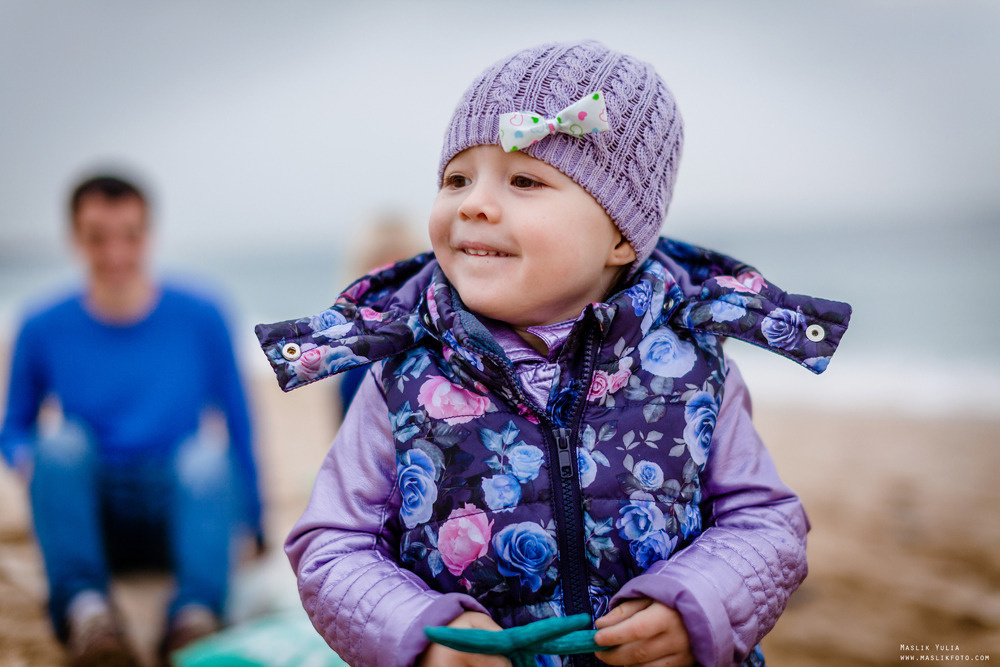 Beach pregnancy photo shoot in Barcelona. Photographer in Barcelona Spain Maslik Yulia