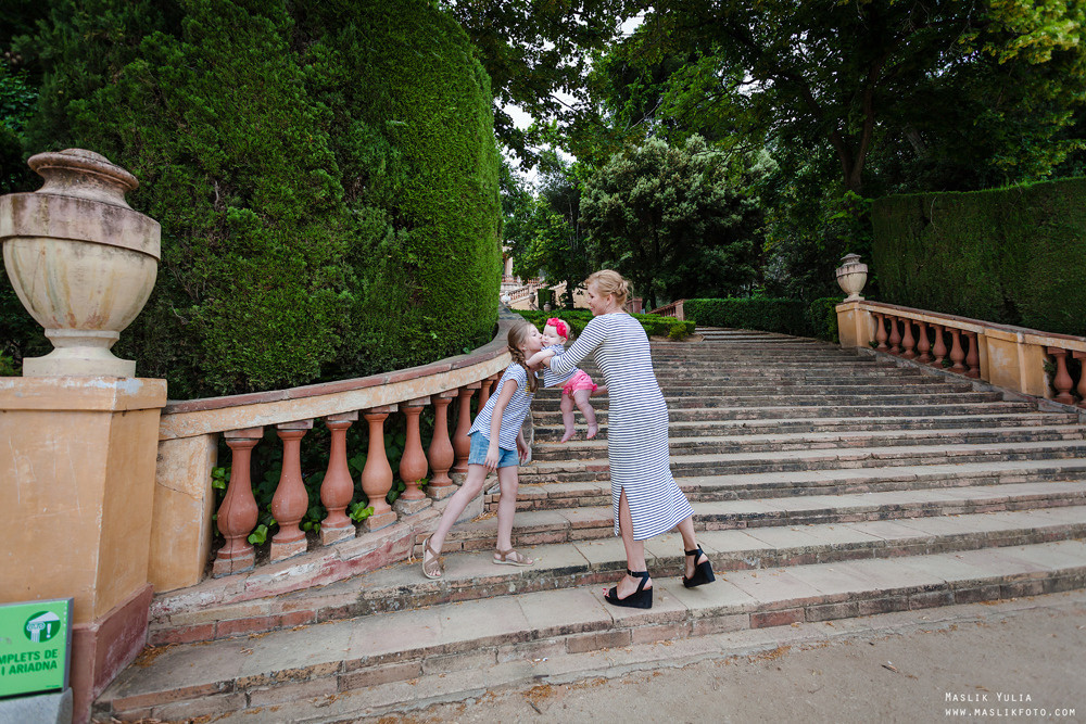 Rodzinna sesja zdjęciowa w Barcelonie w parku labiryntu. Fotograf w Barcelonie Hiszpanii Maslik Yulia