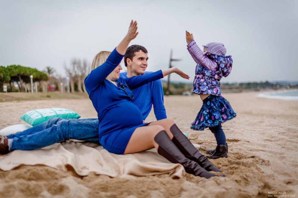 Beach pregnancy photo shoot in Barcelona. Photographer in Barcelona Spain Maslik Yulia