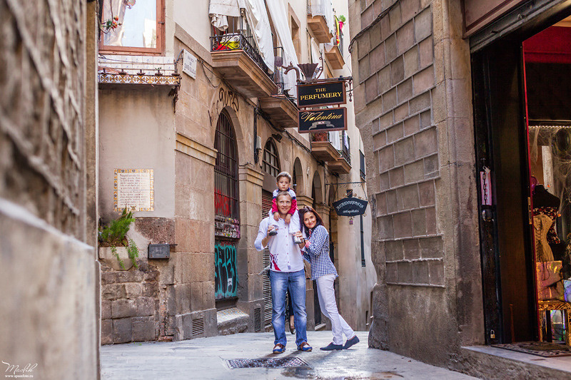 Happy family photo shoot in Barcelona. Photographer in Barcelona Spain Maslik Yulia