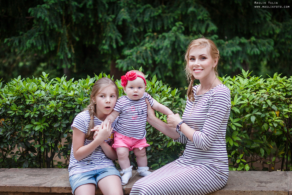 Rodzinna sesja zdjęciowa w Barcelonie w parku labiryntu. Fotograf w Barcelonie Hiszpanii Maslik Yulia