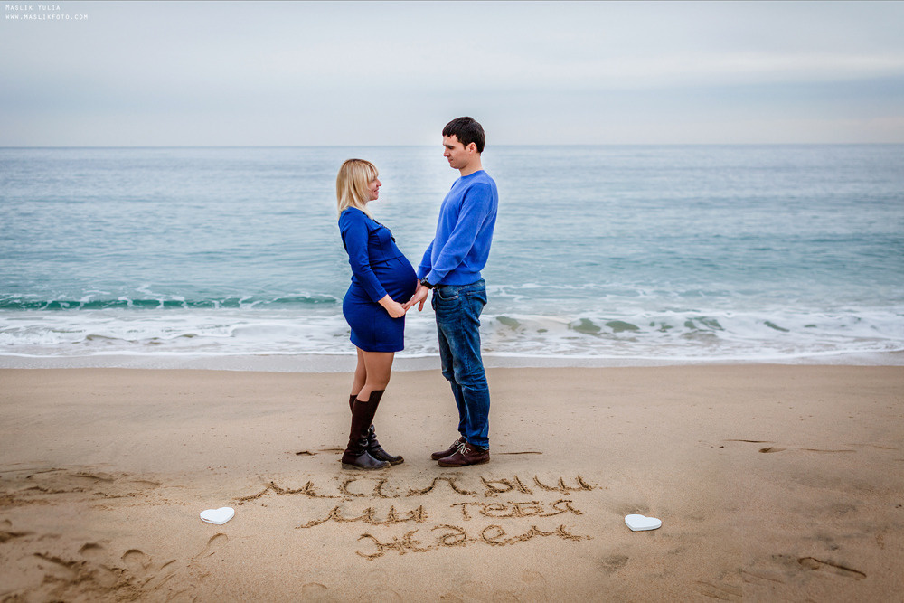 Beach pregnancy photo shoot in Barcelona. Photographer in Barcelona Spain Maslik Yulia