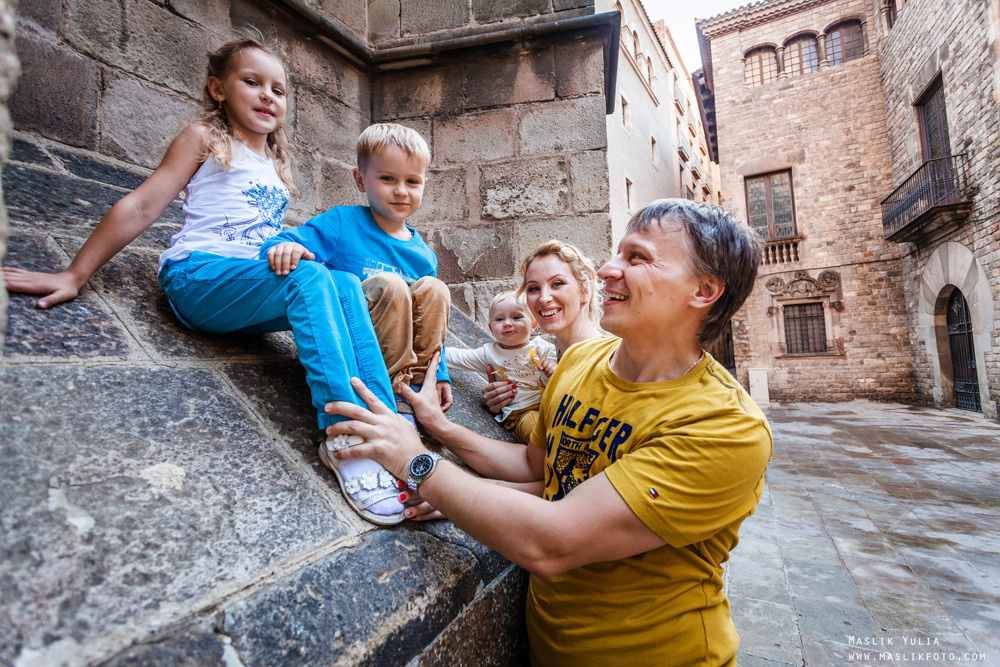 Sesión de fotos familiares en un viaje a Barcelona. Fotógrafo en Barcelona Maslik Yulia