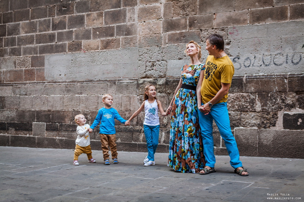 Sesión de fotos familiares en un viaje a Barcelona. Fotógrafo en Barcelona Maslik Yulia