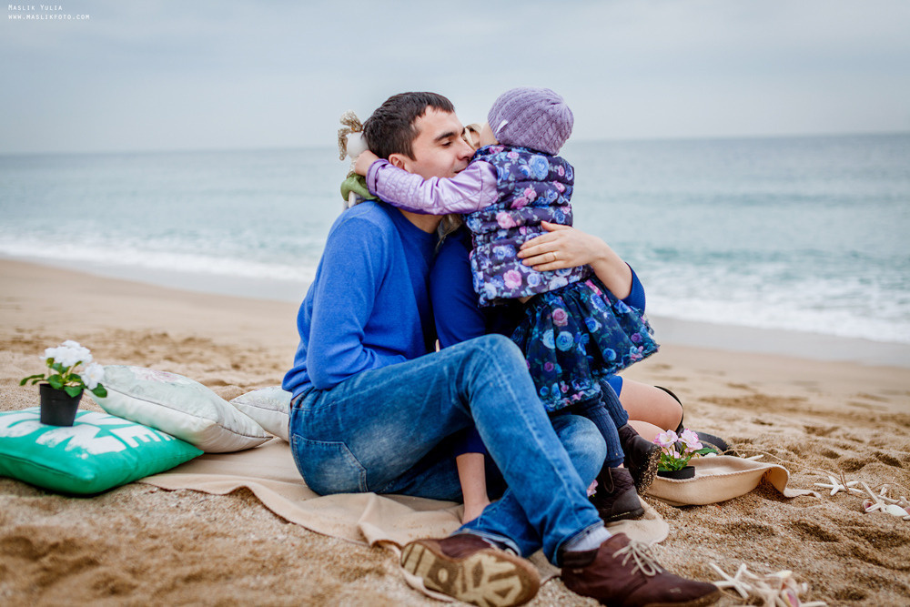 Beach pregnancy photo shoot in Barcelona. Photographer in Barcelona Spain Maslik Yulia