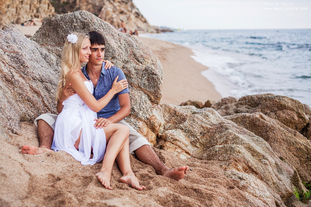 Sesión de fotos de playa en la Costa Brava. Fotógrafo en Barcelona Maslik Yulia