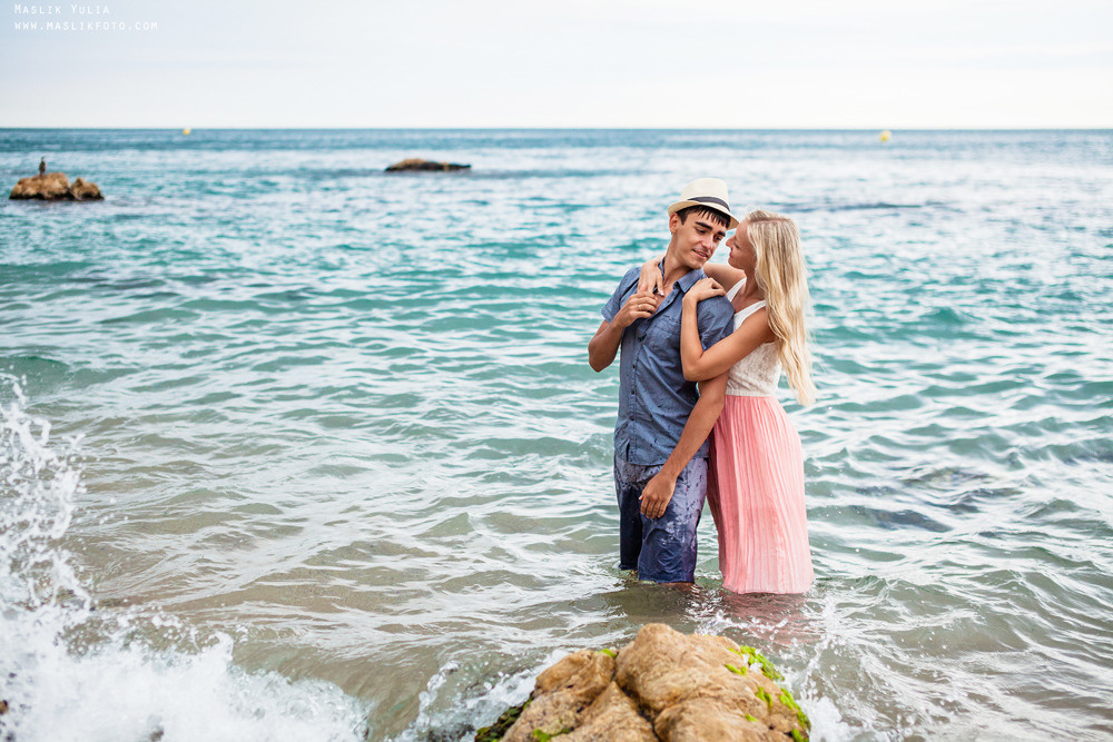 Sesión de fotos de playa en la Costa Brava. Fotógrafo en Barcelona Maslik Yulia