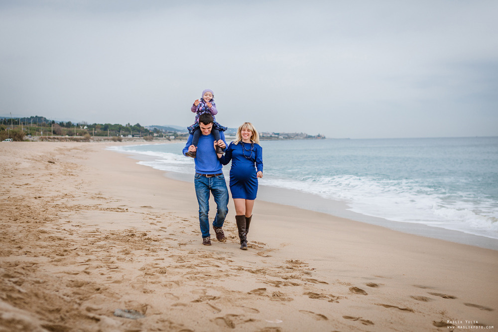 Beach pregnancy photo shoot in Barcelona. Photographer in Barcelona Spain Maslik Yulia