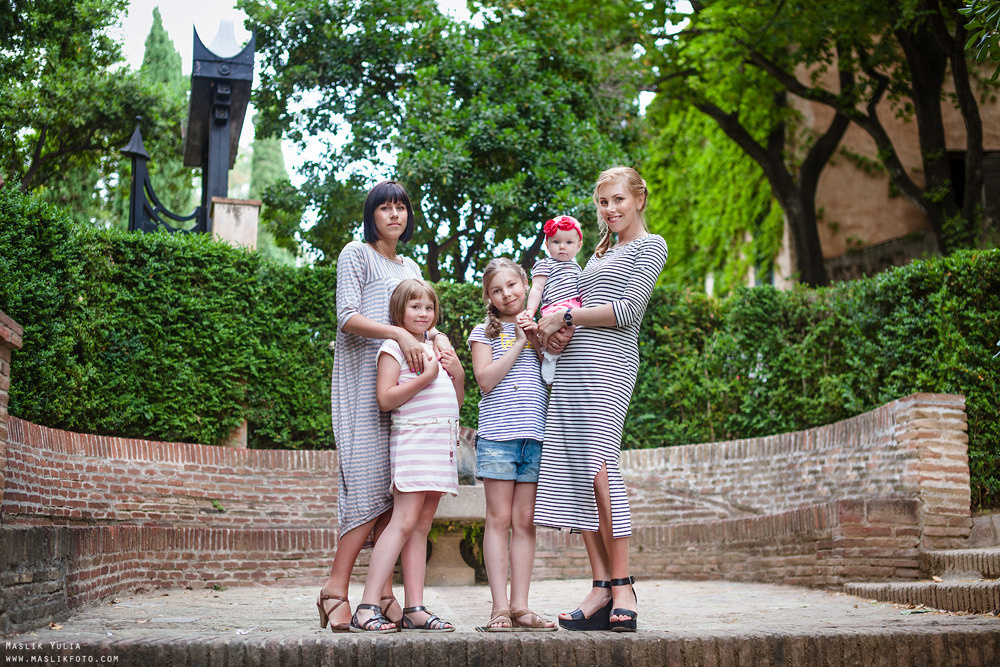 Rodzinna sesja zdjęciowa w Barcelonie w parku labiryntu. Fotograf w Barcelonie Hiszpanii Maslik Yulia