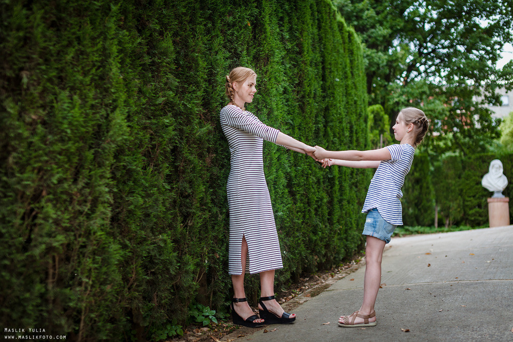 Rodzinna sesja zdjęciowa w Barcelonie w parku labiryntu. Fotograf w Barcelonie Hiszpanii Maslik Yulia