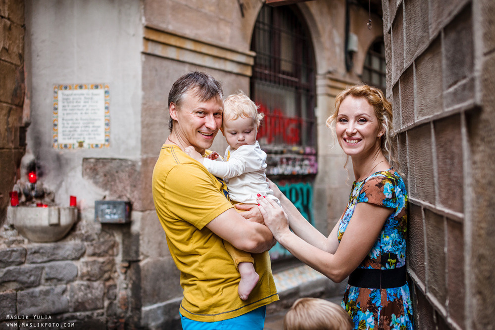 Sesión de fotos familiares en un viaje a Barcelona. Fotógrafo en Barcelona Maslik Yulia